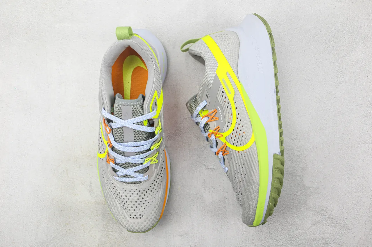 Nike গ্রে ইয়েলো ইঞ্জিনিয়ার্ড মেশ আপার নিওন সোশ অ্যাকসেন্ট রানিং শিউজ 3