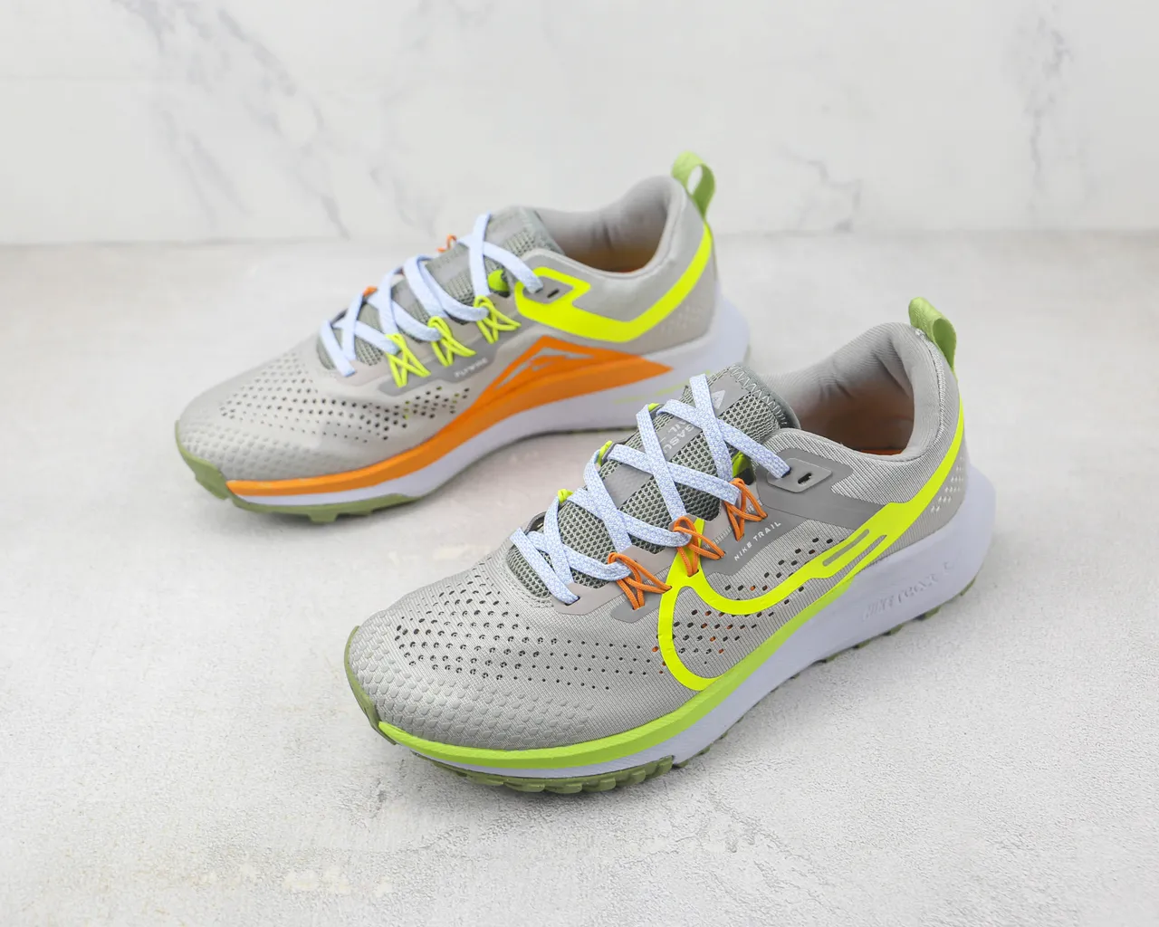 Nike গ্রে ইয়েলো ইঞ্জিনিয়ার্ড মেশ আপার নিওন সোশ অ্যাকসেন্ট রানিং শিউজ 4