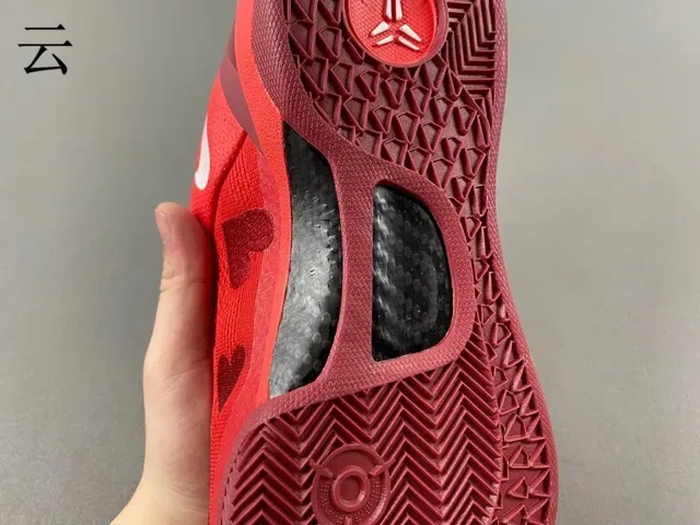 Nike Kobe লাল সাদা নিট উপর হার্ট মোটিফ প্রিন্ট বাস্কেটবল জুতো 9