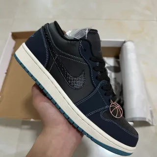 Nike 海军蓝黑色低帮 纹理 Swoosh 覆盖 篮球鞋