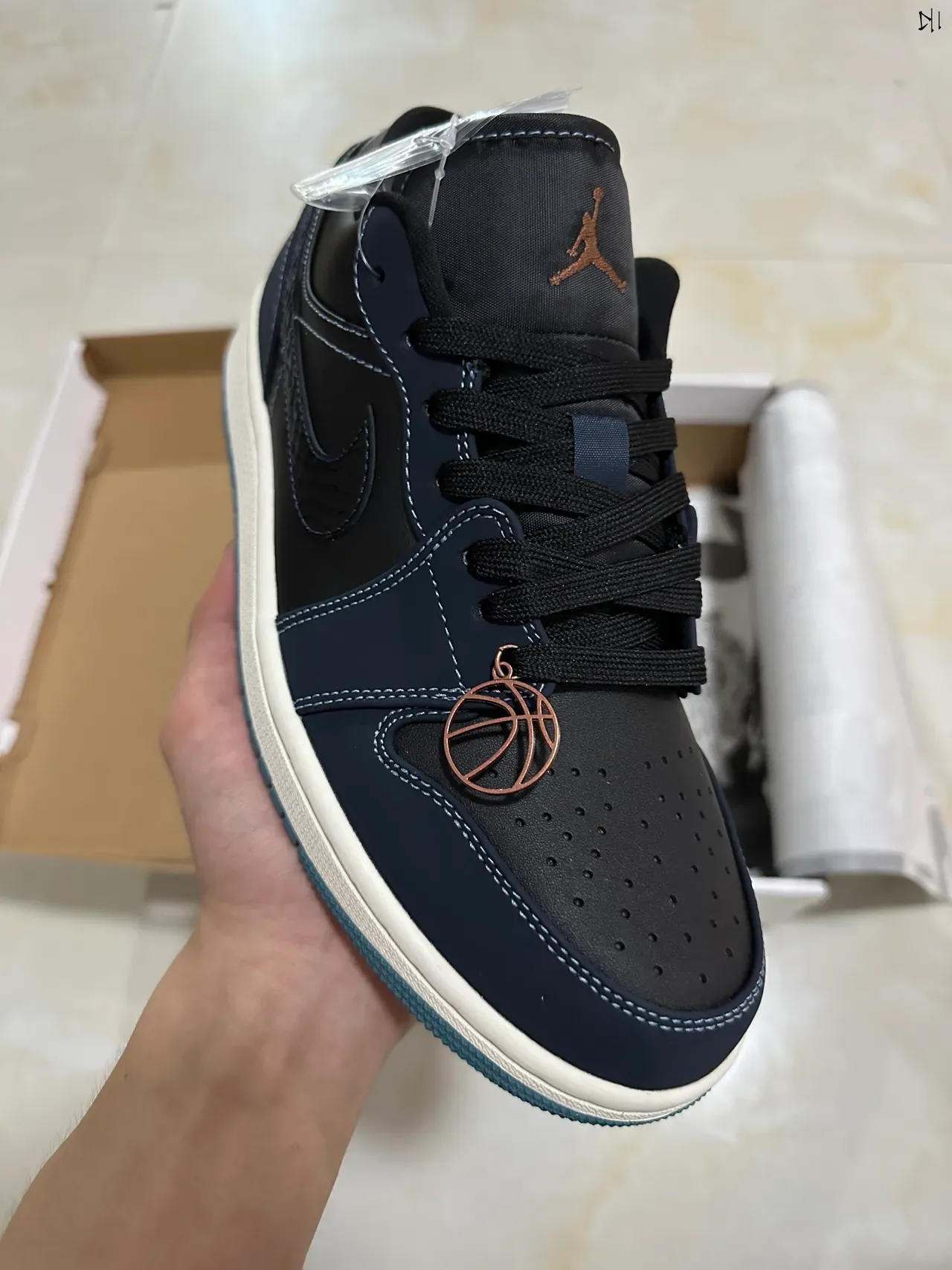Nike নেভি ব্ল্যাক লো-টপ সিলহুয়েট টেক্সচার্ড সোশ ওভারলে বাস্কেটবল শু 2