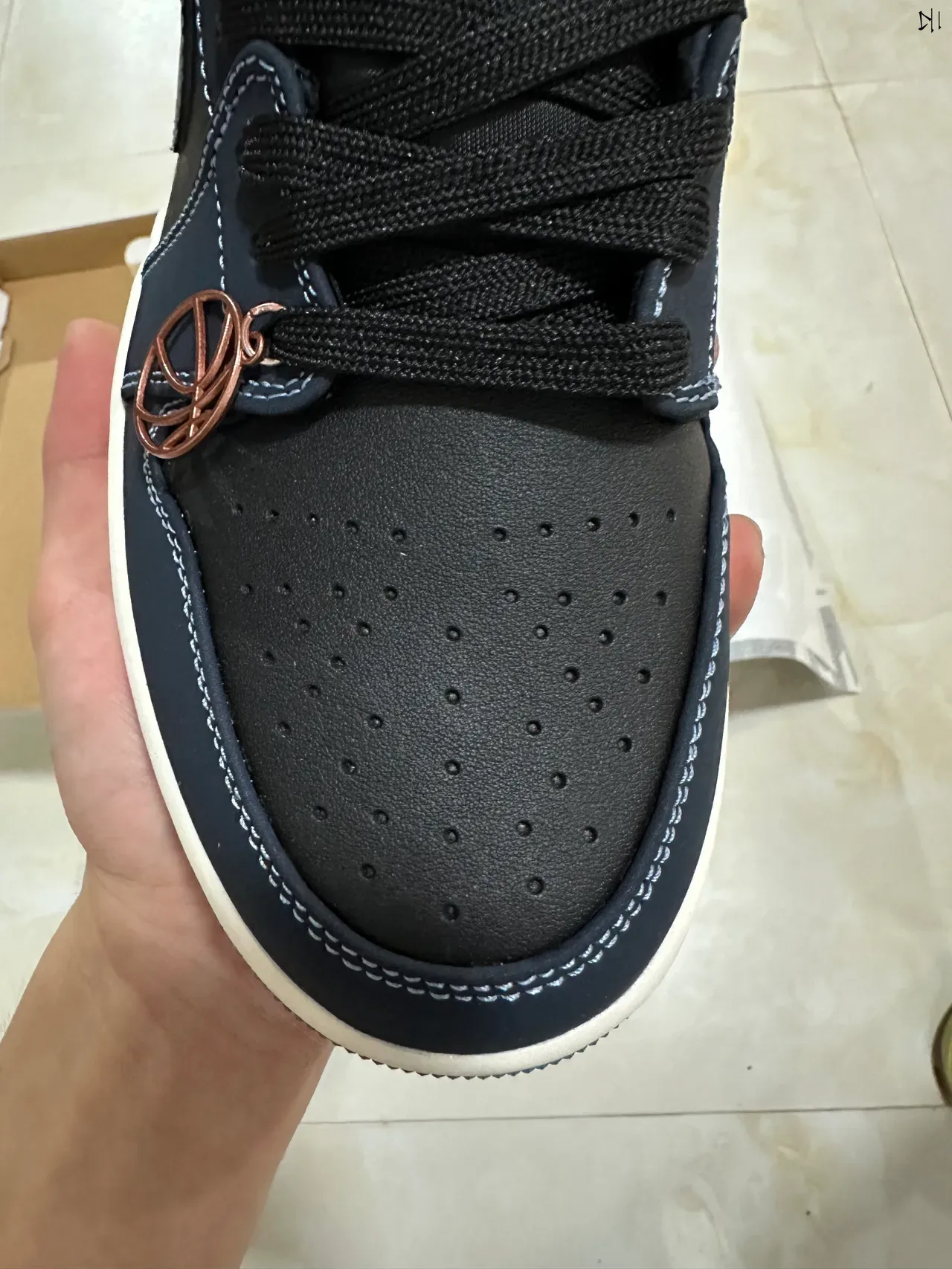 Nike নেভি ব্ল্যাক লো-টপ সিলহুয়েট টেক্সচার্ড সোশ ওভারলে বাস্কেটবল শু 3