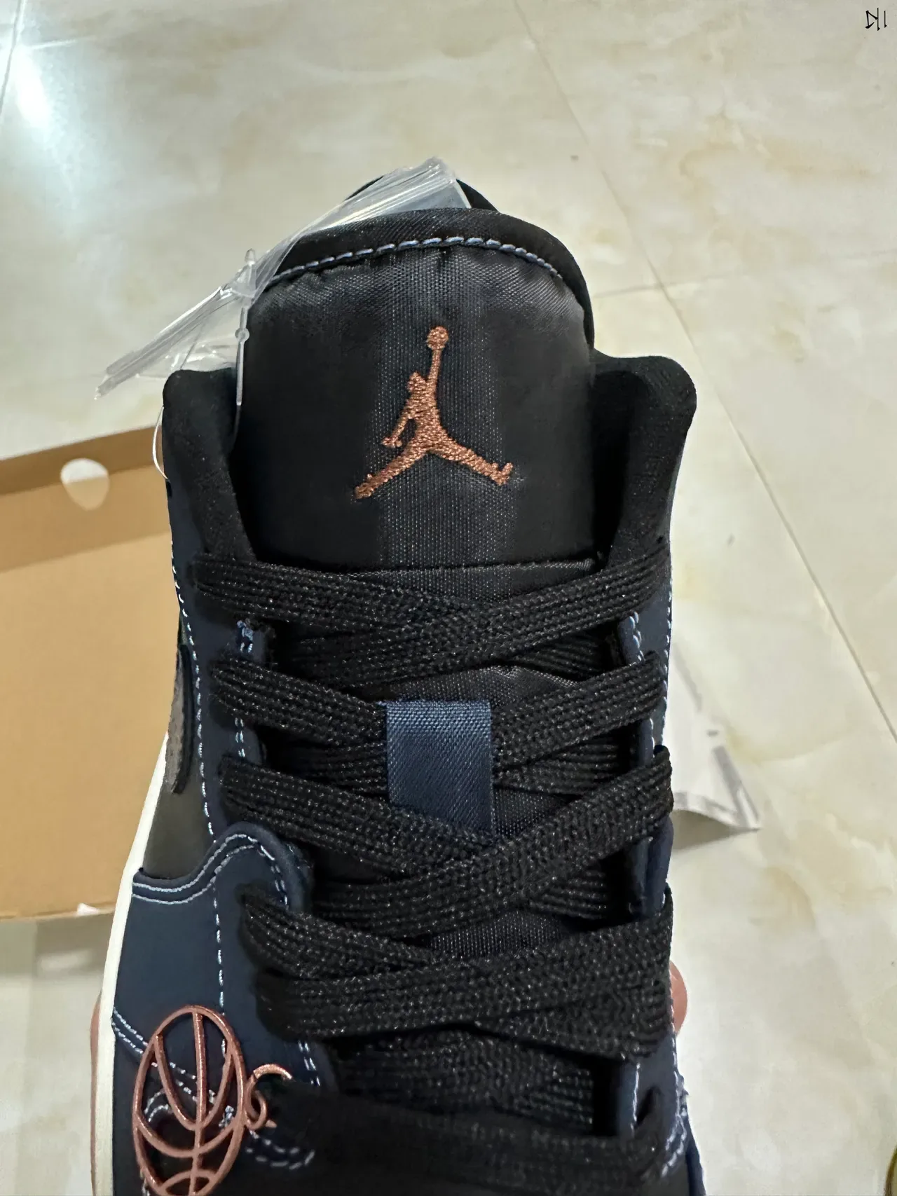 Nike নেভি ব্ল্যাক লো-টপ সিলহুয়েট টেক্সচার্ড সোশ ওভারলে বাস্কেটবল শু 4
