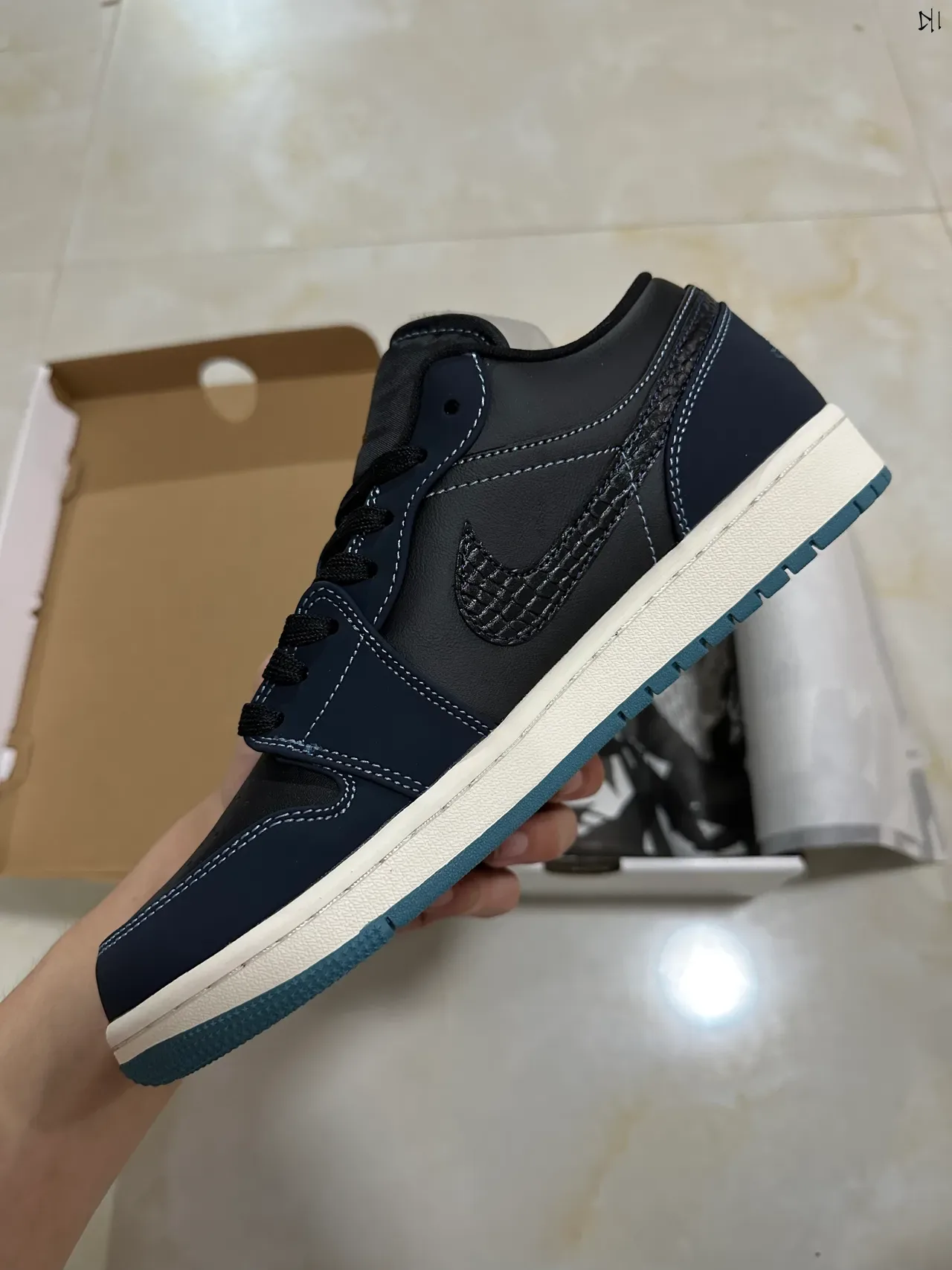 Nike নেভি ব্ল্যাক লো-টপ সিলহুয়েট টেক্সচার্ড সোশ ওভারলে বাস্কেটবল শু 5