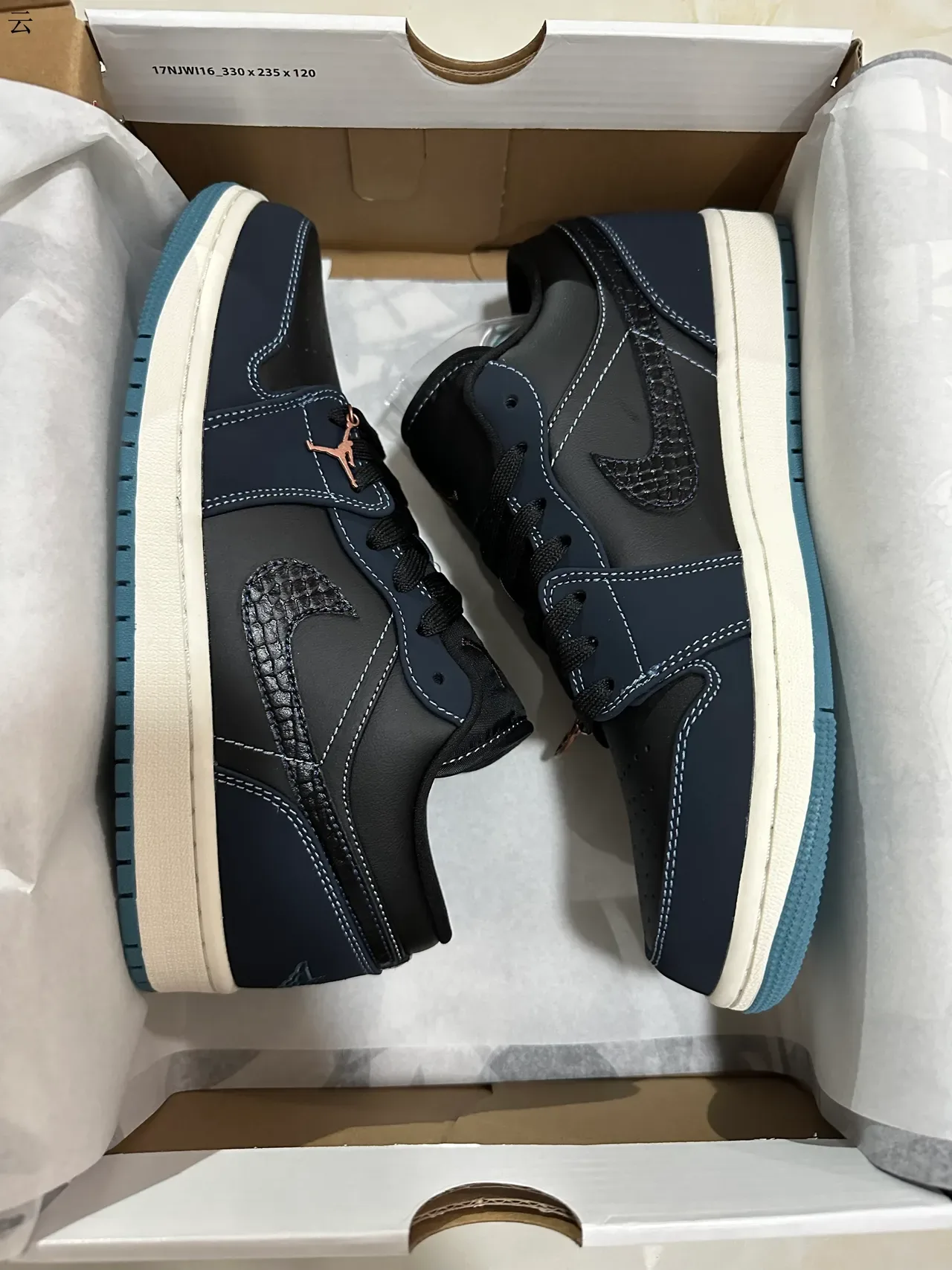 Nike নেভি ব্ল্যাক লো-টপ সিলহুয়েট টেক্সচার্ড সোশ ওভারলে বাস্কেটবল শু 9