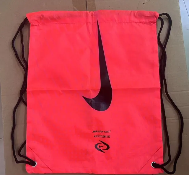 Nike नारंगी काली ड्रॉस्ट्रिंग बंद सैक-स्टाइल सिल्हूट बकेट बैग 17