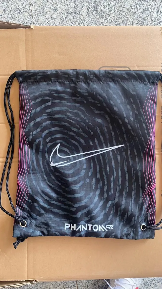 Nike नारंगी काली ड्रॉस्ट्रिंग बंद सैक-स्टाइल सिल्हूट बकेट बैग 22