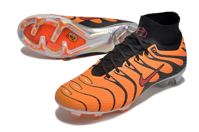 Nike Zapatillas de fútbol con suela para terreno firme color naranja y negro con cuello alto de calcetín y patrón de superposición de rayas de tigre 3