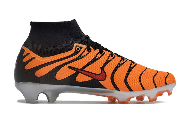 Nike Zapatillas de fútbol con suela para terreno firme color naranja y negro con cuello alto de calcetín y patrón de superposición de rayas de tigre 5
