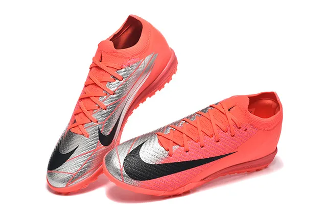 Nike Chaussures de football turf avec upper en knit synthétique, overlay Chevron en orange noir 2