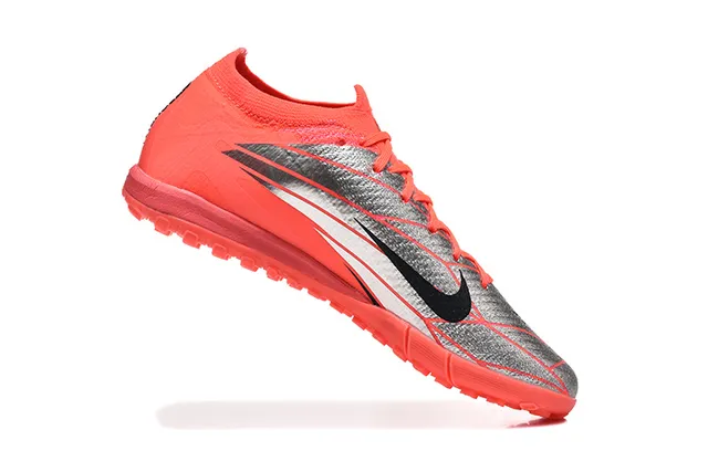Nike Chaussures de football turf avec upper en knit synthétique, overlay Chevron en orange noir 3