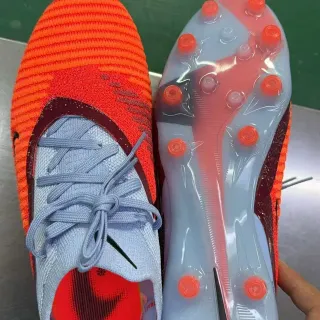 Nike Chaussures de football avec upper tricoté orange bleu, lacets asymétriques, terrain dur