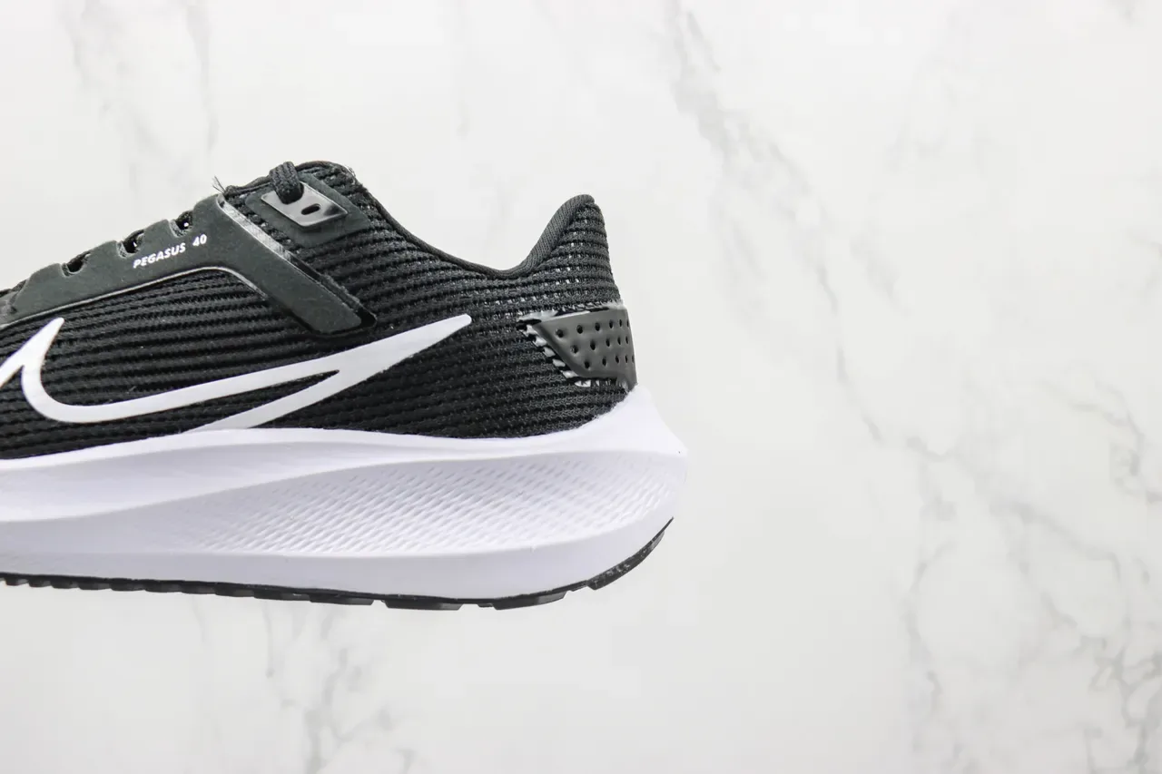 Nike Pegasus 40 काला और सफेद रनिंग जूते 7