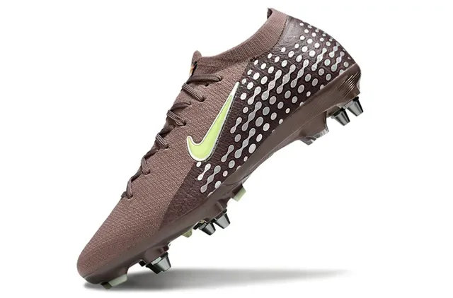Nike Phantom GT 棕绿针织鞋面 波点图案 碎钉足球鞋 3