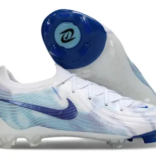 Nike Phantom GT Chaussures de football blanc bleu avec upper en knit, overlay à motif ondulé pour terrain ferme