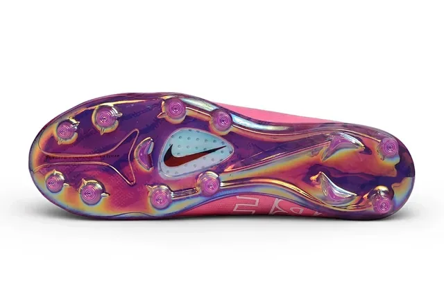 Nike Chuteiras de futebol com upper degradê iridescente rosa e roxo Swoosh neon lima para terreno firme 6