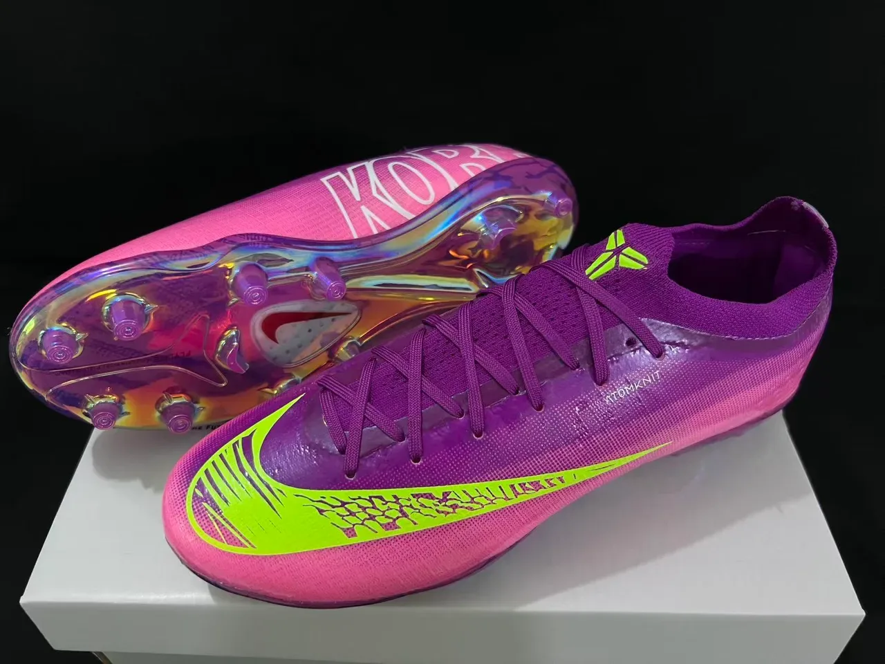 Nike Chuteiras de futebol com upper degradê iridescente rosa e roxo Swoosh neon lima para terreno firme 10