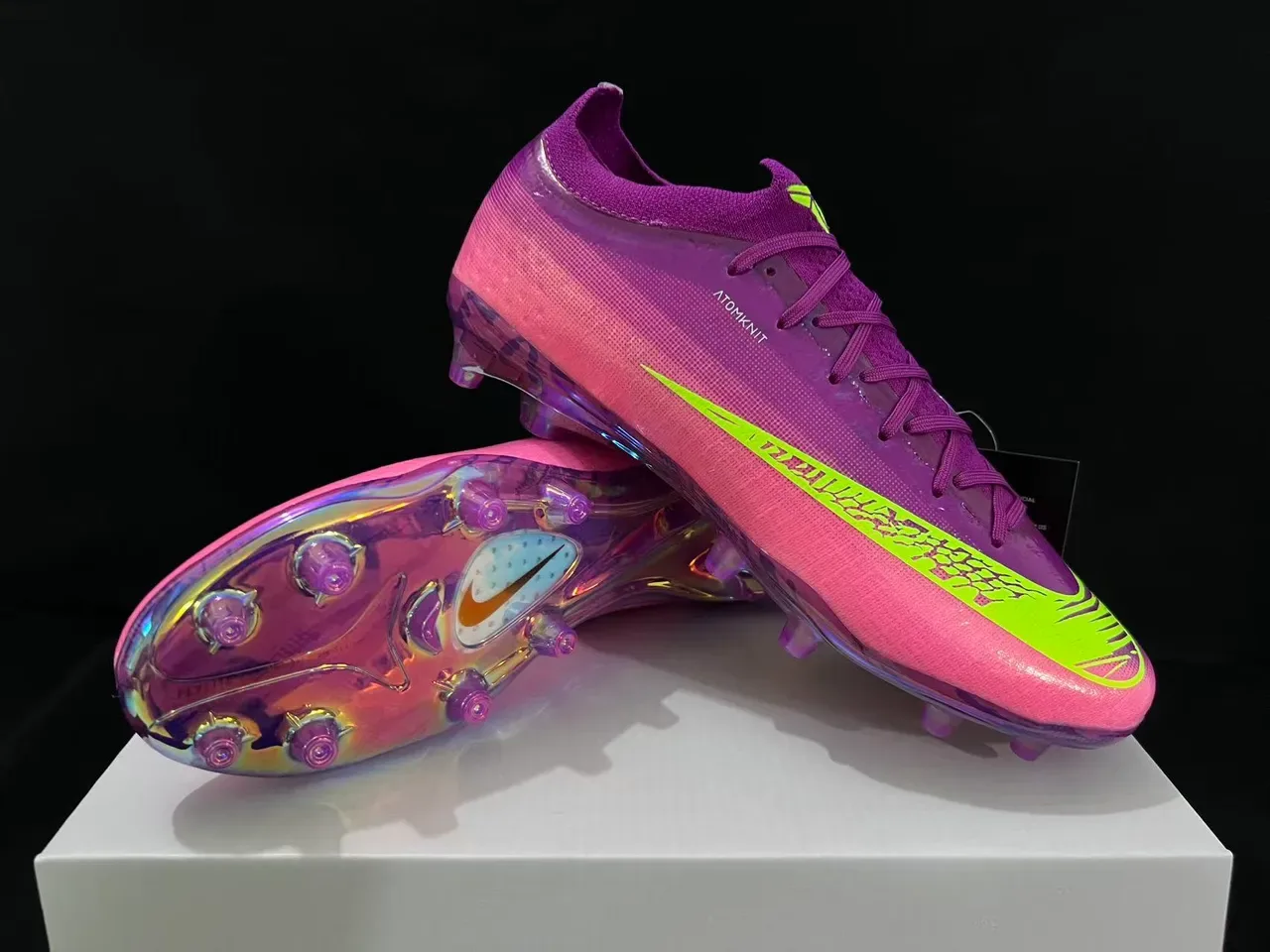 Nike Chuteiras de futebol com upper degradê iridescente rosa e roxo Swoosh neon lima para terreno firme 11