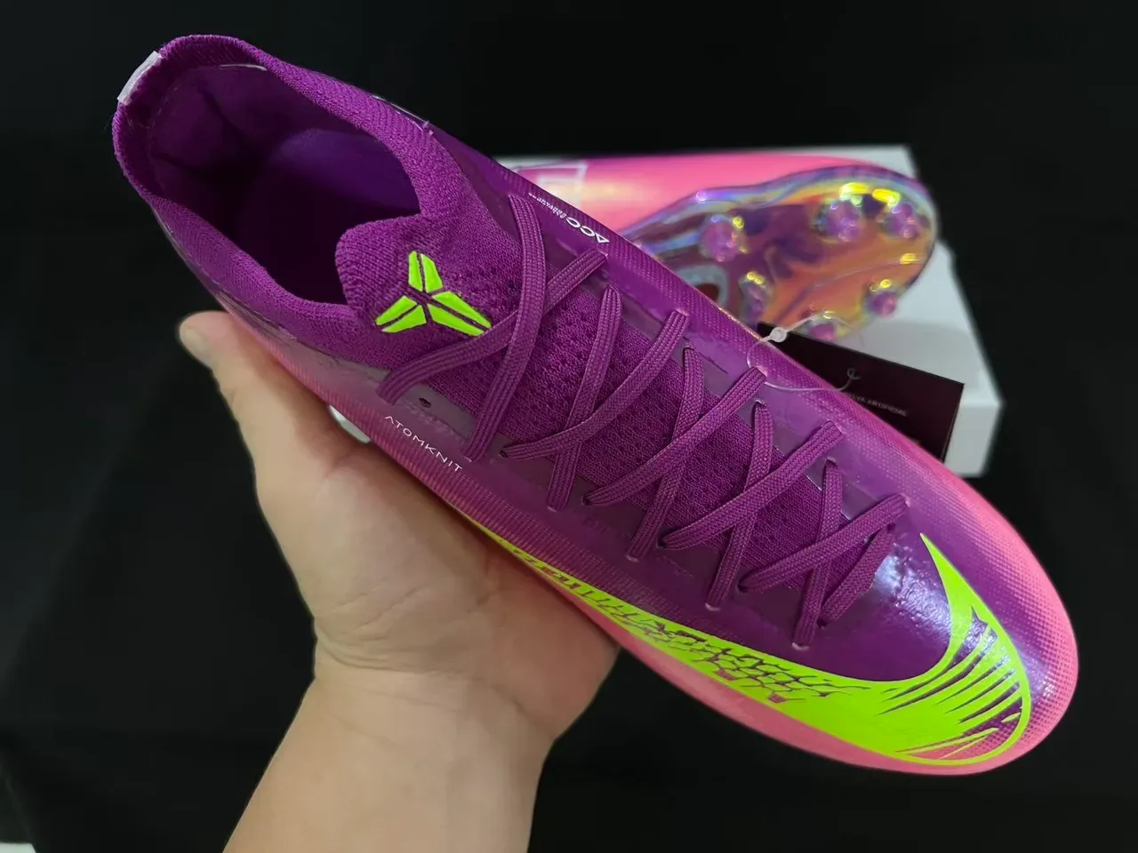 Nike Chuteiras de futebol com upper degradê iridescente rosa e roxo Swoosh neon lima para terreno firme 15