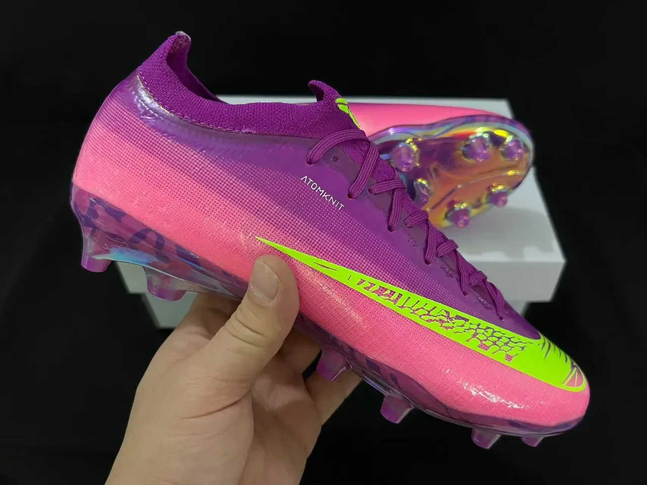 Nike Chuteiras de futebol com upper degradê iridescente rosa e roxo Swoosh neon lima para terreno firme 16