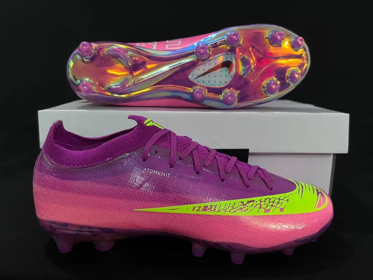 Nike Chuteiras de futebol com upper degradê iridescente rosa e roxo Swoosh neon lima para terreno firme 17