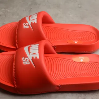 Nike SB Koston Slide صنادل أحمرة