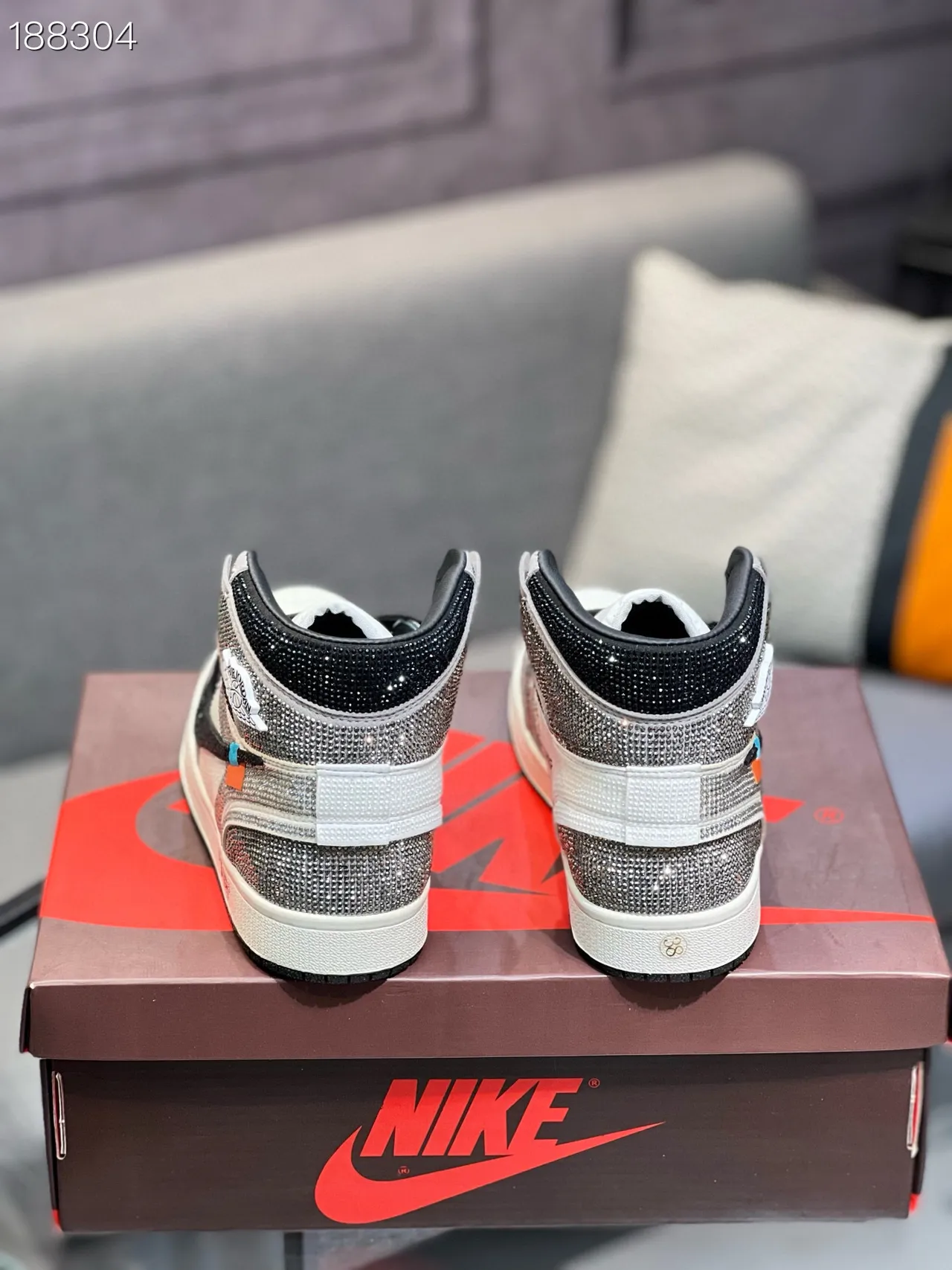 Zapatillas de Baloncesto Nike Blancas Negras de Alto con Brillantes y Superposiciones 2