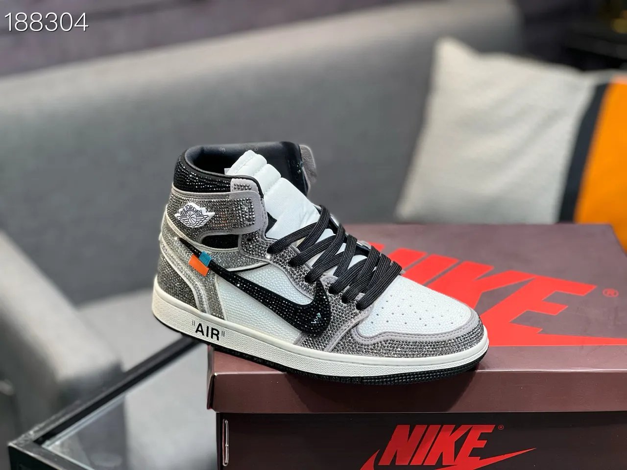 Zapatillas de Baloncesto Nike Blancas Negras de Alto con Brillantes y Superposiciones 4