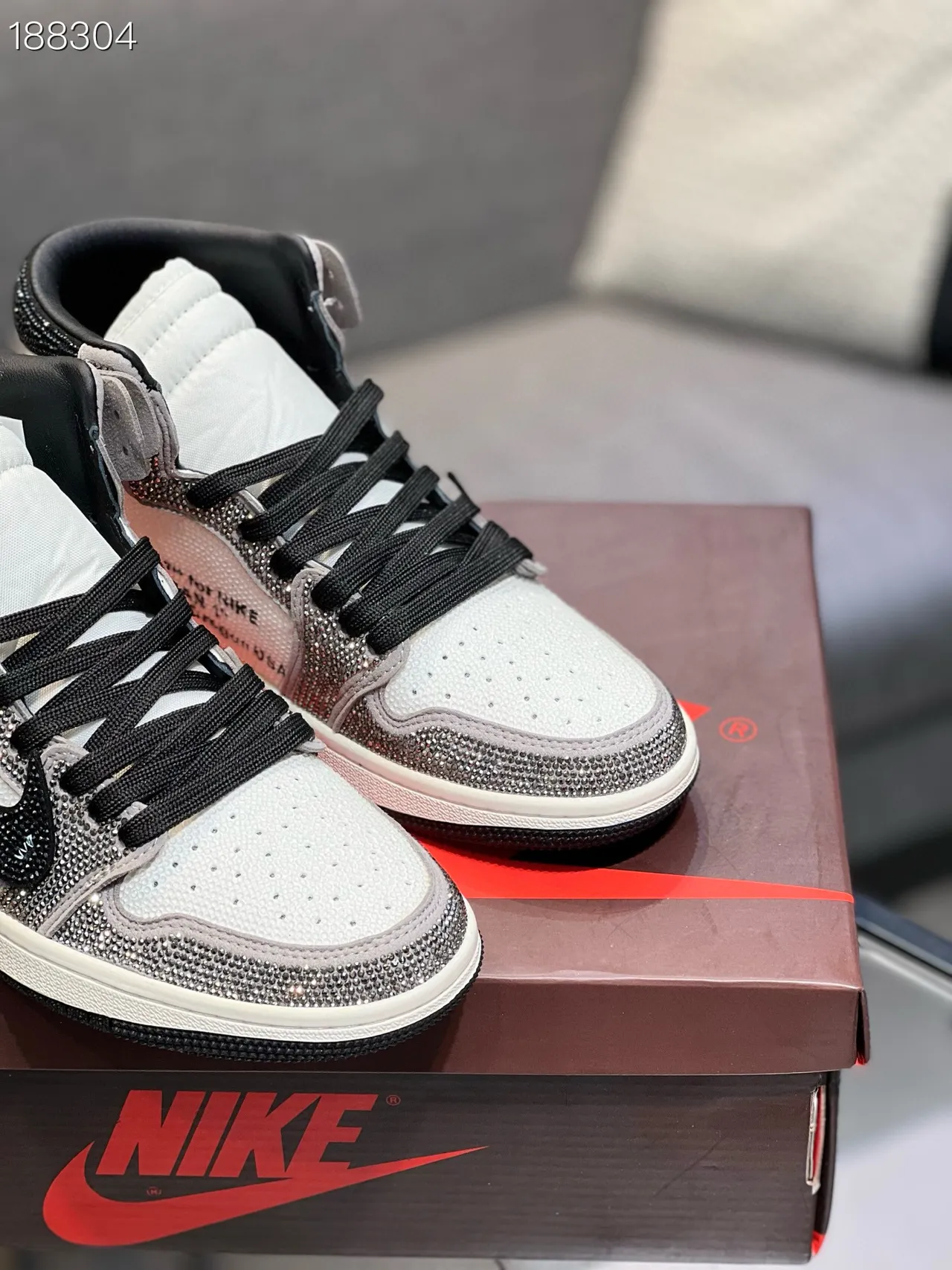 Zapatillas de Baloncesto Nike Blancas Negras de Alto con Brillantes y Superposiciones 5