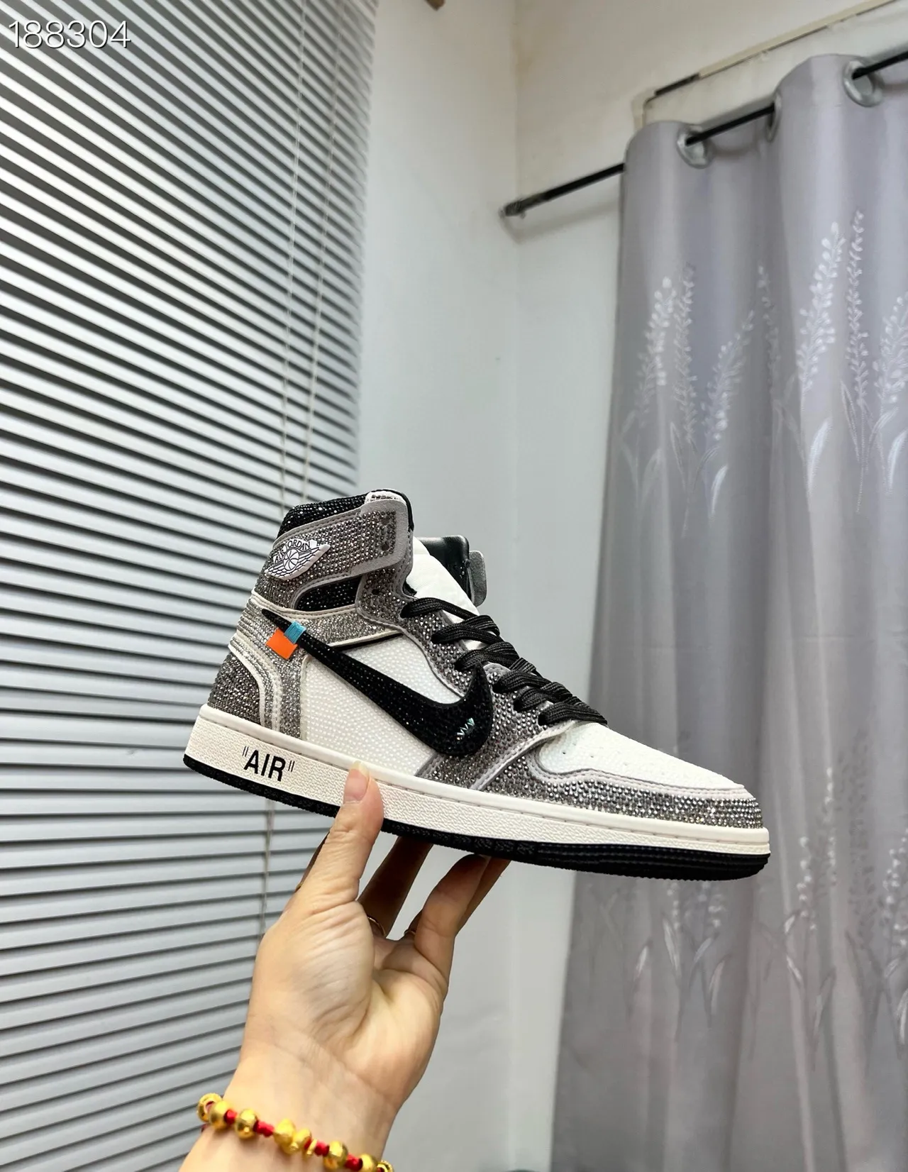 Zapatillas de Baloncesto Nike Blancas Negras de Alto con Brillantes y Superposiciones 7