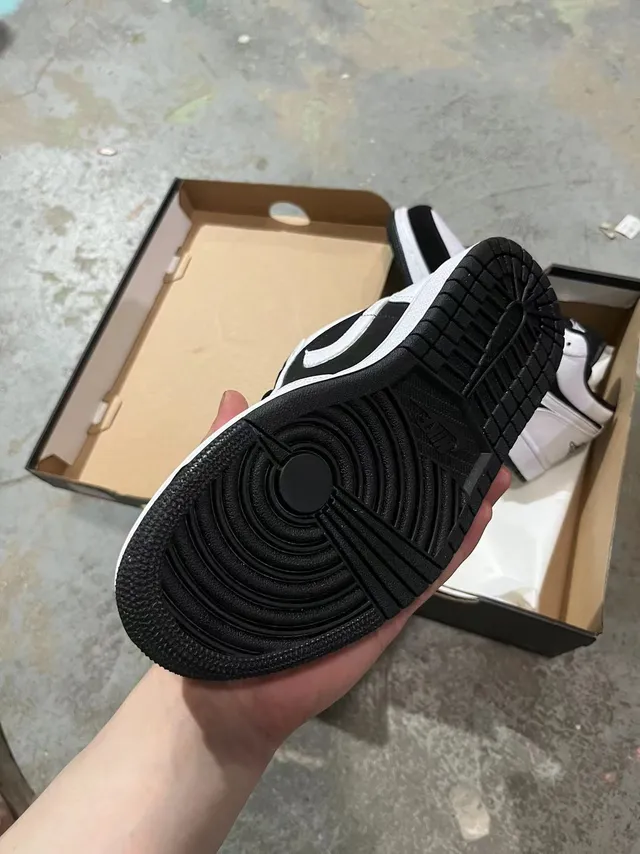 Nike White Black Low-Top Leather And Suede Panel Construction Lifestyle Sneakers 4