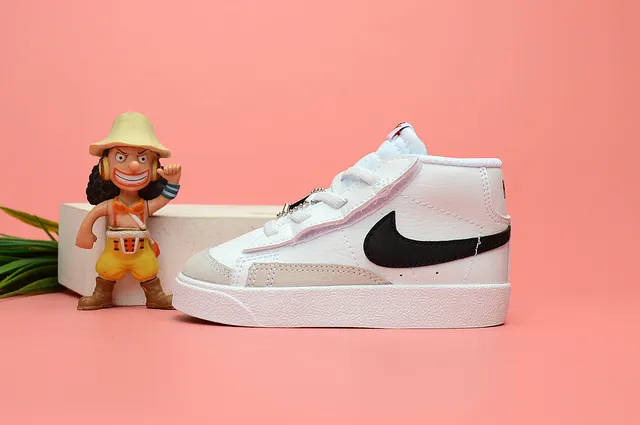 Nike White Black Low-Top Padded Collar Lifestyle Sneakers 22