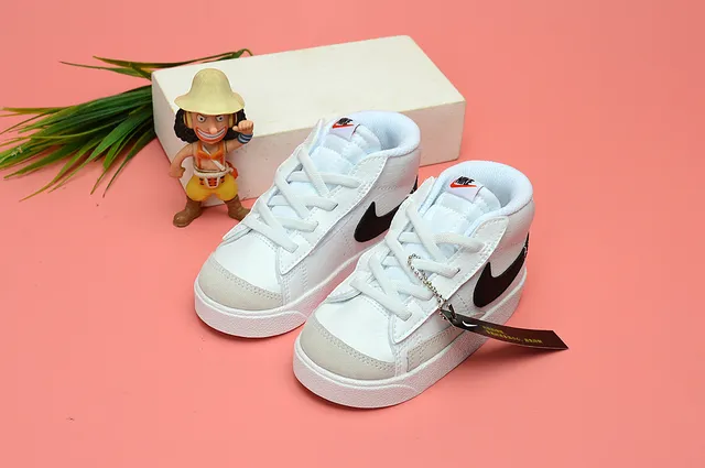Nike White Black Low-Top Padded Collar Lifestyle Sneakers 24