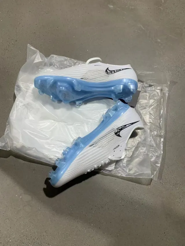 Nike Chaussures de soccer à upper Flyknit blanc et bleu, semelle translucide pour terrain ferme 2