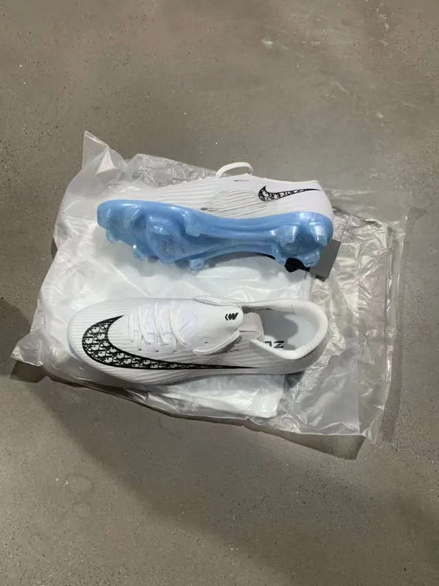 Nike Chaussures de soccer à upper Flyknit blanc et bleu, semelle translucide pour terrain ferme 3
