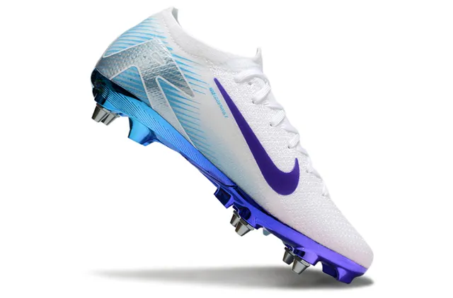 Nike Chaussures de football à empeigne tricotée basse, semelle dégradée, blanc et bleu pour sol ferme. 2
