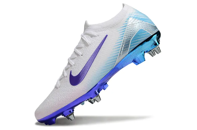 Nike Chaussures de football à empeigne tricotée basse, semelle dégradée, blanc et bleu pour sol ferme. 3