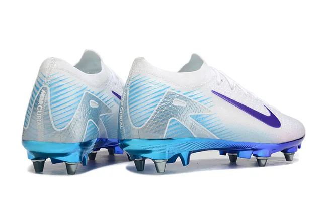 Nike Chaussures de football à empeigne tricotée basse, semelle dégradée, blanc et bleu pour sol ferme. 5