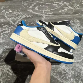 Nike أحذية رياضية أنيقة بيضاء وزرقاء low-top بألواح جلدية للأسلوب الحياة