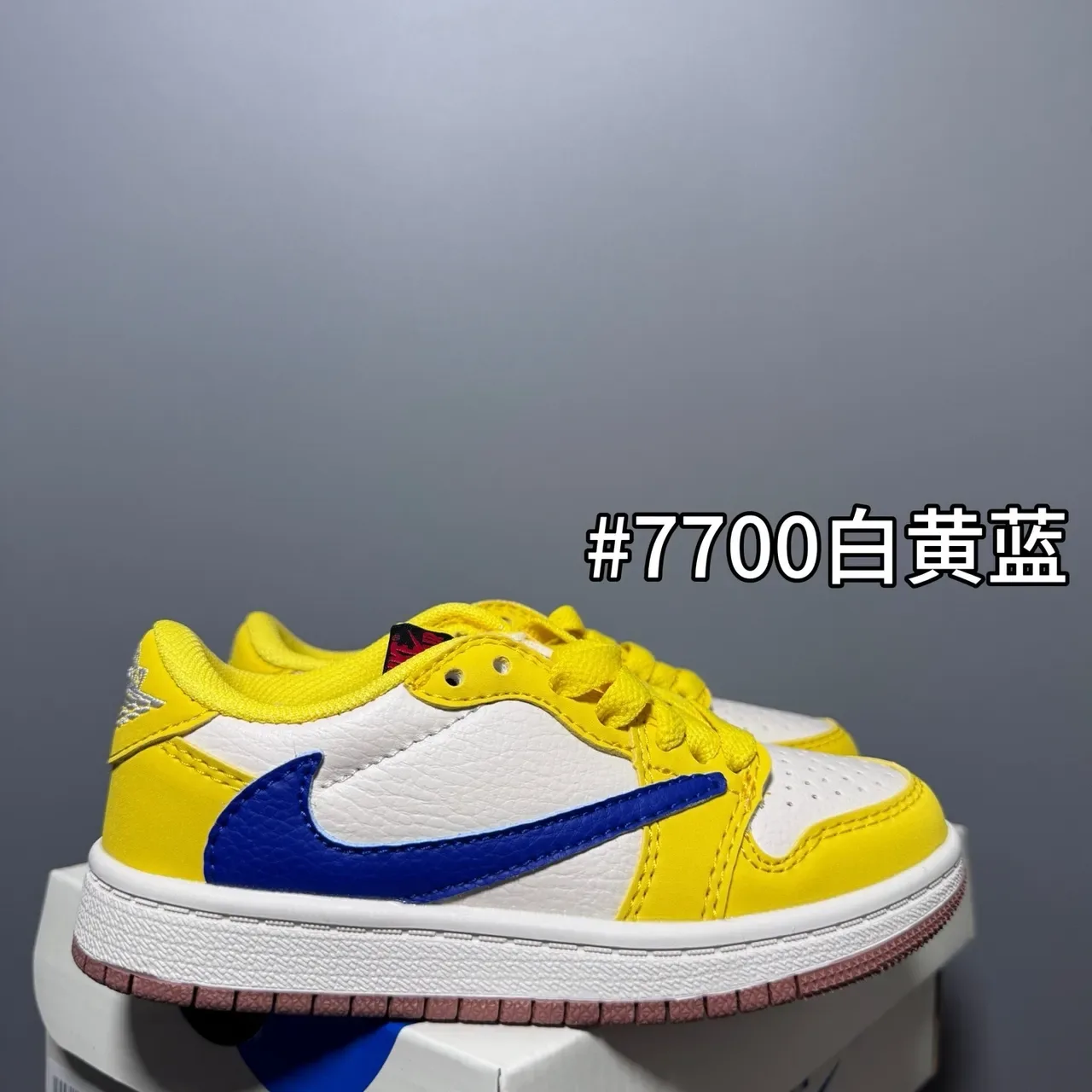 Nike White Blue Low-Top Padded Collar Sneakers 21