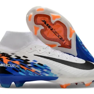 Nike Chaussures de football blanc bleu avec col de chaussette, superposition de graphiques pixelisés, pour terrain ferme