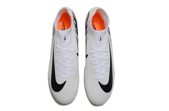 Nike Chaussures de football blanc bleu avec col de chaussette, superposition de graphiques pixelisés, pour terrain ferme 2