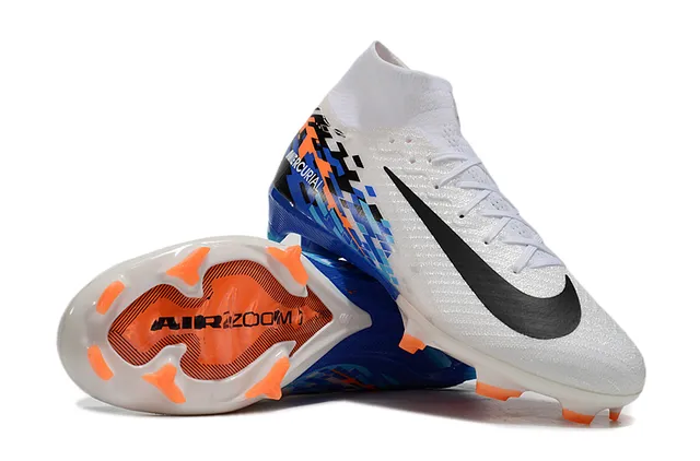 Nike Chaussures de football blanc bleu avec col de chaussette, superposition de graphiques pixelisés, pour terrain ferme 3
