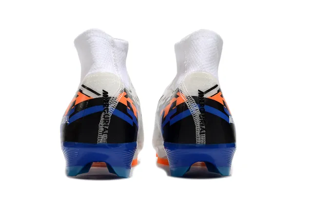 Nike Chaussures de football blanc bleu avec col de chaussette, superposition de graphiques pixelisés, pour terrain ferme 4