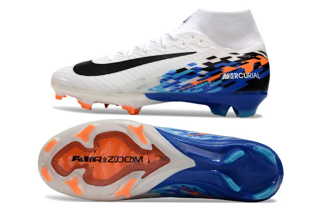 Nike Chaussures de football blanc bleu avec col de chaussette, superposition de graphiques pixelisés, pour terrain ferme 5