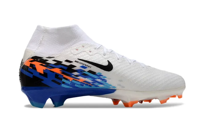 Nike Chaussures de football blanc bleu avec col de chaussette, superposition de graphiques pixelisés, pour terrain ferme 7