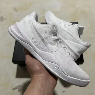 Nike সাদা একরঙা ইঞ্জিনিয়ার্ড নিট উপর বাস্কেটবল জুতা