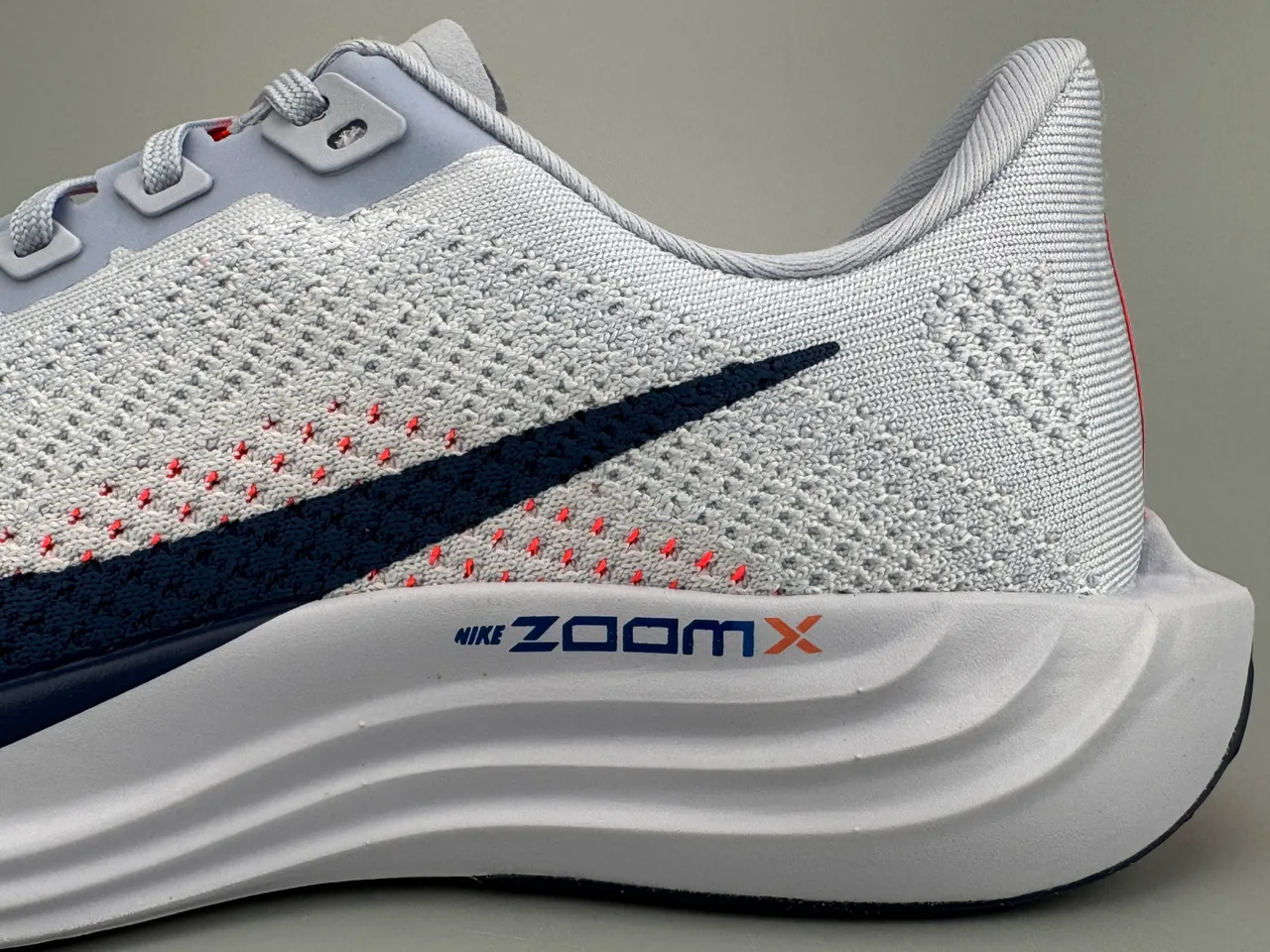أحذية جري نايك أبيض بحري أعلى نسيج مهندس منحوت وسط ZoomX 7