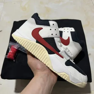 Nike أحذية لايف ستايل بيضاء ونافي مع طبقات جلد وشبكة علوية قاعدة كريمية منخفضة مع نسيج ريدج