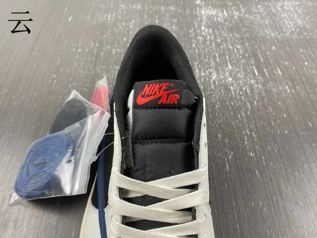 Nike White Navy Low-Top Silhouette Leather And Suede Paneling Lifestyle Sneakers 7